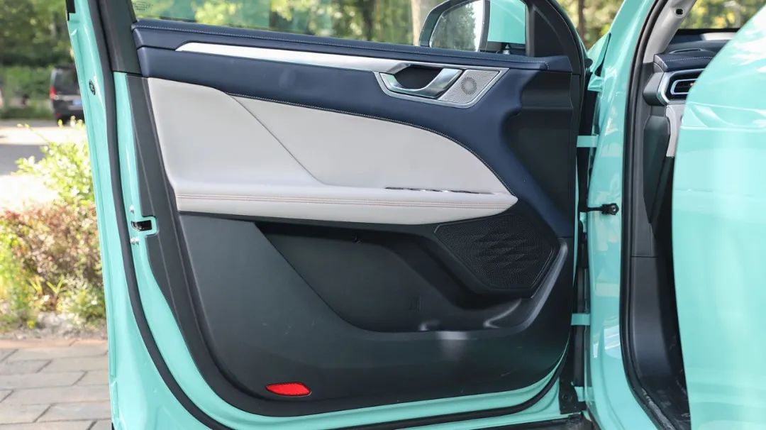 3毛钱一公里，高颜值国产SUV空间、配置、动力惊喜满满，比亚迪DM-i最怕它！-11