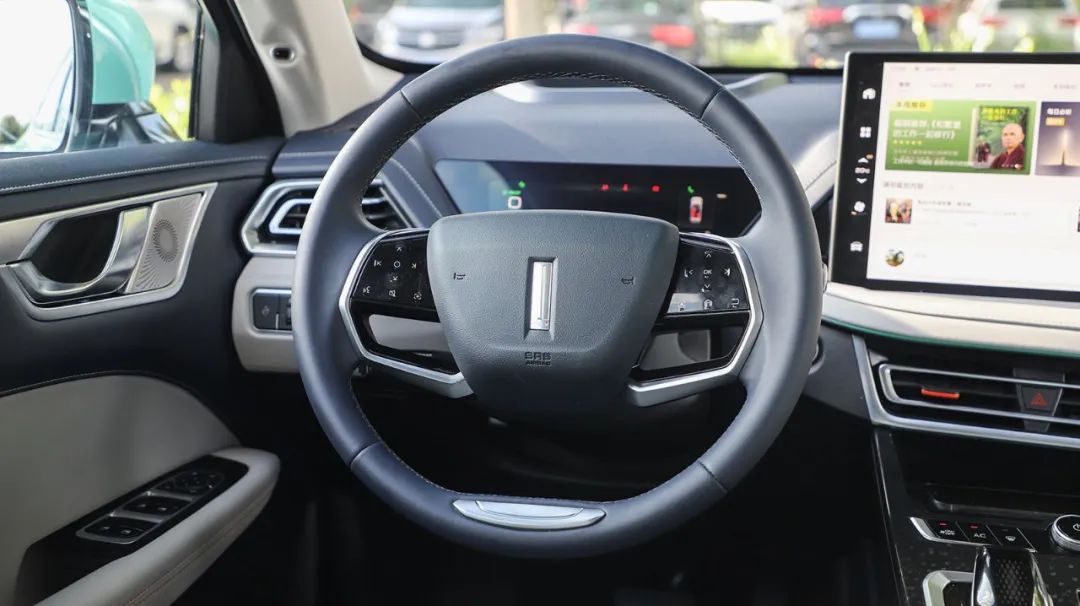 3毛钱一公里，高颜值国产SUV空间、配置、动力惊喜满满，比亚迪DM-i最怕它！-12